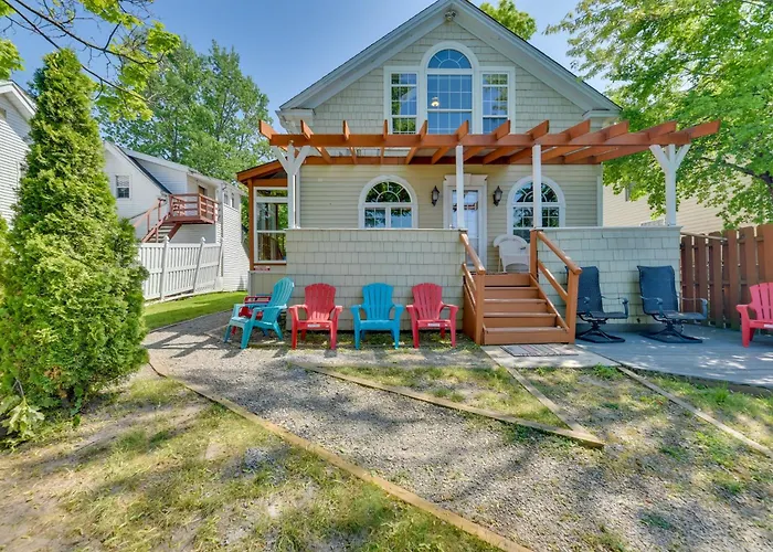 'Turtle Cove Bay Beach House' ~ 13 Mi To Buffalo!