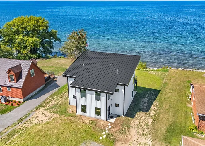 Lake Ontario Hideaway - Nature & Stillness Await!
