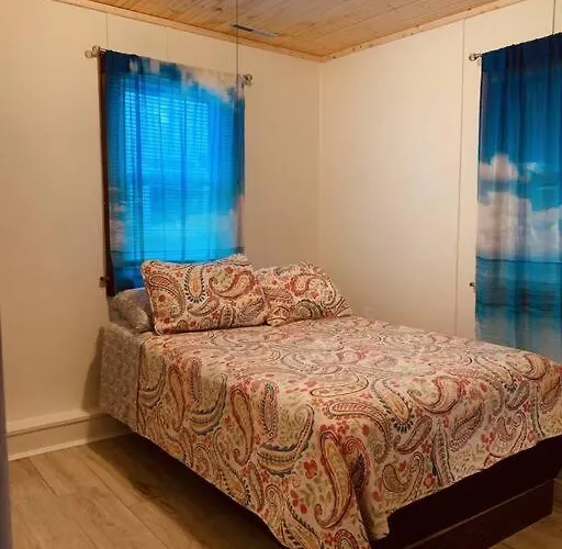 Lakefront Cottage W/ Private Beach- Niagara