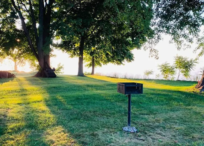 Lakefront Cottage W/ Private Beach- Niagara